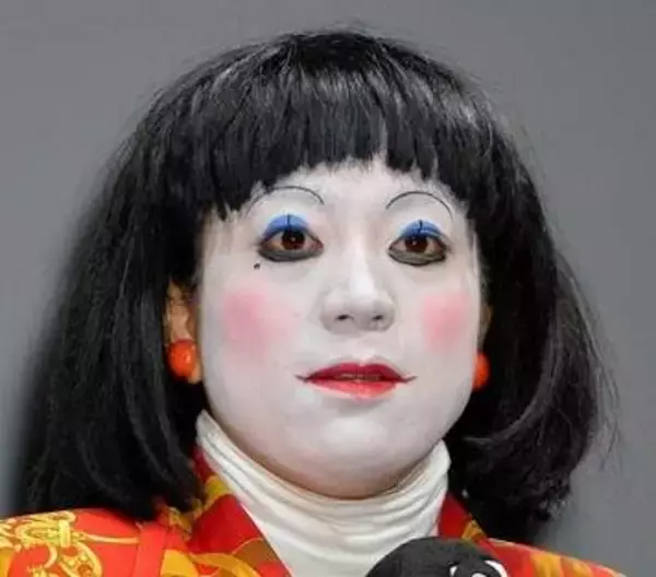 「ダメよ～ダメダメ♡」から12年…白塗りを落としたノーメイク素顔に「意外と美形」「本当に可愛い」