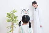 「子どもの視力問題、半分の保護者が「知らない……」で放置　眼鏡を買わない理由が「視力が低下しやすくなると思った」」の画像1