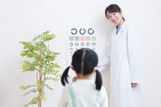 子どもの視力問題、半分の保護者が「知らない……」で放置　眼鏡を買わない理由が「視力が低下しやすくなると思った」