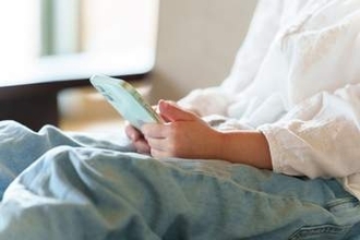 夜中までスマホを使う子どもに苦悩する親たち「うちも同じ」「どうしたらいいか」　ついにタイマー式ロックボックスに封印してみた結果