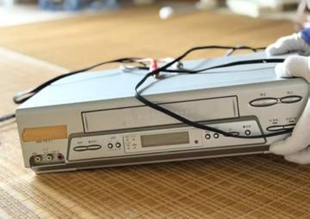 パシャッとビュン！　ハードオフが入荷した“お行儀が悪い”ビデオデッキにツッコミ殺到「ほらよ!! 拾えよ」「前世はトースターだった説」