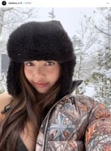 BLACKPINKリサ、雪の中で黒ビキニ　「OMG」「リサの魅力で雪が溶けそう」世界中のファンが反応…公開7時間で驚異の380万いいねを記録