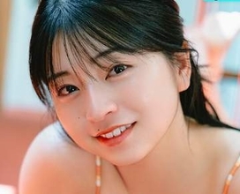 オレンジビキニで前かがみ　マシュマロと太ももがむちっと密着　20歳の正統派美女・佐々木ほのかがちょっぴりオトナに