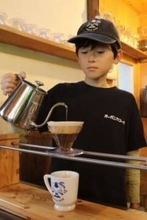 看板バリスタは中学1年生！家族が淹れたコーヒーで豆の種類を当てる訓練積み…接客も好評【岡山の喫茶店】