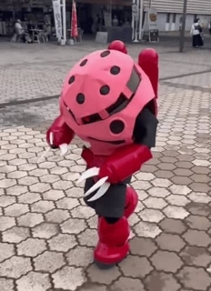 ちっちゃいシャア専用ズゴック……中の人は小学生コスプレイヤー！？　3歳からガンプラ沼の裏には、父親の本気サポート