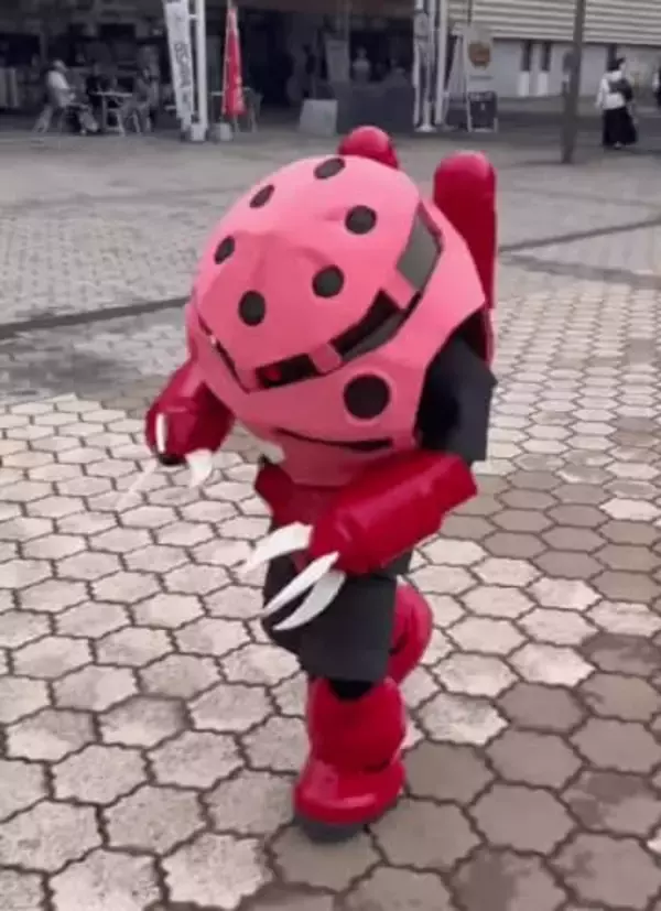 ちっちゃいシャア専用ズゴック……中の人は小学生コスプレイヤー！？　3歳からガンプラ沼の裏には、父親の本気サポート