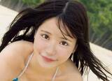 「「もじもじしてない？」ストライプ水着の新田妃奈がプールサイドにごろん　マシュマロ際立つそわそわポーズ」の画像1