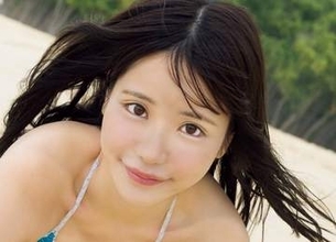 「もじもじしてない？」ストライプ水着の新田妃奈がプールサイドにごろん　マシュマロ際立つそわそわポーズ