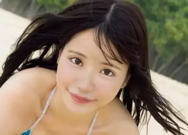 「もじもじしてない？」ストライプ水着の新田妃奈がプールサイドにごろん　マシュマロ際立つそわそわポーズ