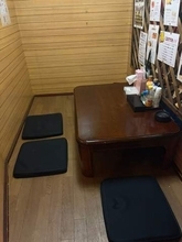 こんなお客は神様です　4人用個室を9人でわいわい飲食　自衛隊員御用達の居酒屋で見かけたスペース徹底活用術
