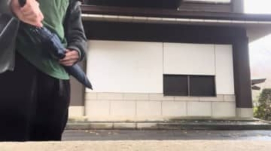 突然傘が壊れてパニック！投稿すると……「武器みたい」と大バズリ「最後ブチ切れて爆笑」