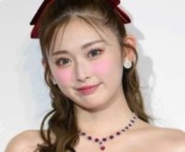 令和の白ギャルが華やかランジェリー姿　谷間爆誕ブラ新作をまとって登場　PEACH JOHN春の新ビジュアル