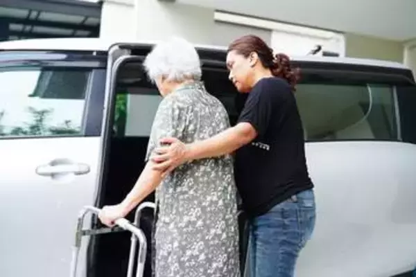 「介護と子どもの面倒…夏休みが限界」親の世話を一人で抱える40代女性が知っておきたい「ショートステイ」の使い方【社会福祉士が解説】