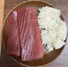 マグロの柵2本を切らずにそのままドーン　ボディービルダーのワイルドすぎる一皿に仰天　「めっちゃパワフル」