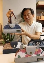 76歳男性が手作り「財布付きスマホケース」訪日客に好評　和柄でおしゃれに「年齢気にせず挑戦」
