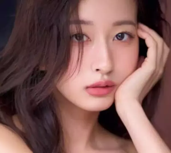 艶っぽさ溢れる美貌　25歳のミスマガ女優、肩あらわのスレンダーボディで色気爆発