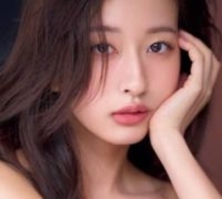 艶っぽさ溢れる美貌　25歳のミスマガ女優、肩あらわのスレンダーボディで色気爆発