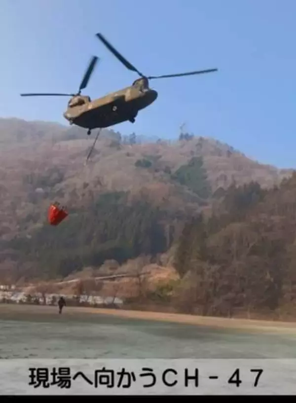 自衛隊輸送ヘリコプターCH-47が林野火災で空中消火　ホバリング中にバケット取り付け、ピンポイント放水、繊細な開閉作業「想像以上の大変な任務」