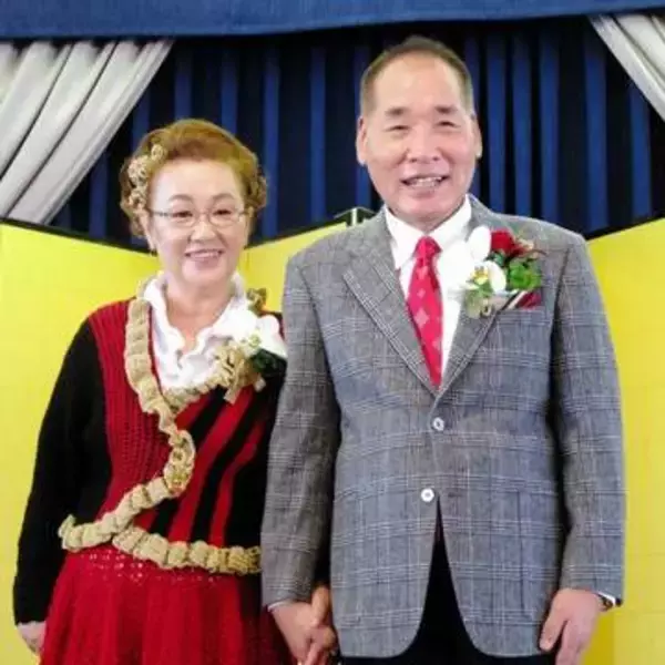 闘病中の女性漫才師、娘の結婚式に車椅子で出席　一時は「余命1週間」の宣告も　「すごいパワーですね」