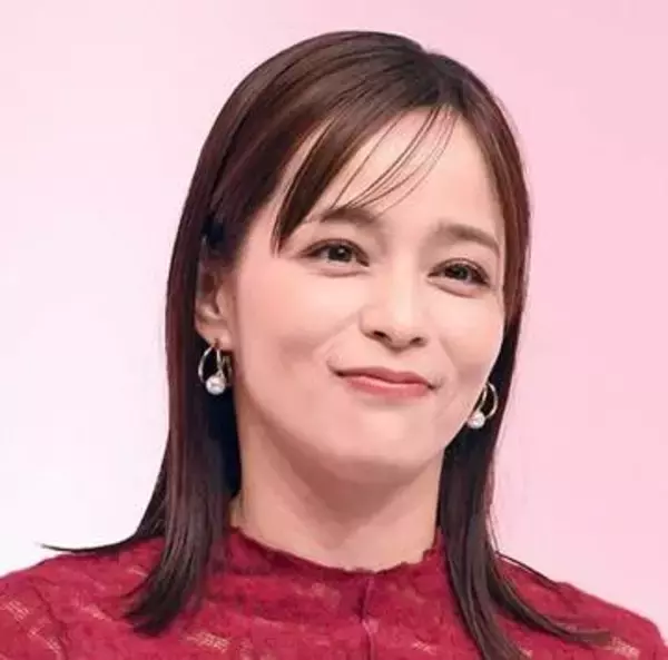離婚報告から9カ月　40歳女優がゆるふわウエーブのガーリーロングヘアに！　雰囲気一変の最新ショットに「雰囲気変わった」「違う人かと」「一気に大人になった感じ」