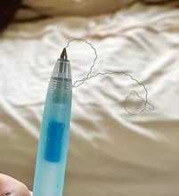 ボールペンの先端から伸びる芯みたいなもの　微細なバネは文具メーカーの創意工夫の結晶だった　「わたしは神経と呼んでます」「ミリ単位のインフラだ」