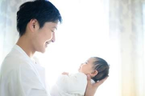 「パパの育休」約4人に1人の妻は不満、そのワケは……？　「飽きてきて長期休暇のような生活を送ってた」「里帰り中に育休」