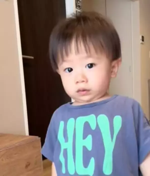 「何歳？」と聞かれた1歳息子→ママも予想外の反応とドヤ顔が130万回再生「ママの言い方も好き（笑）」「かっこよ！」