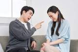 「「うちのは気が利かなくて」…夫が妻を人前でけなす心理とは　冗談や謙譲のつもりでもモラハラに当たる可能性【解説】」の画像1