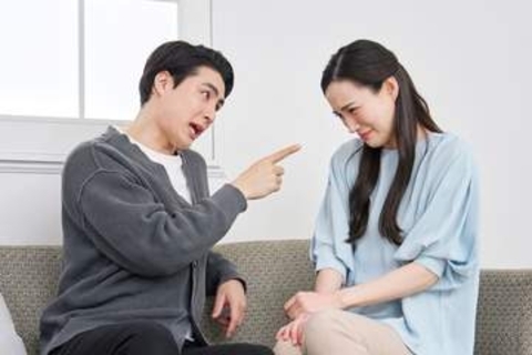 「うちのは気が利かなくて」…夫が妻を人前でけなす心理とは　冗談や謙譲のつもりでもモラハラに当たる可能性【解説】