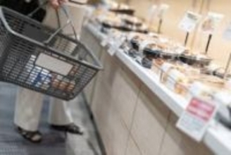 家族が外出、インフル隔離で初のひとり夜　「寂しい」とは書きつつも、解放的な“ひとり宴”に共感の声「栄養も何も考えていない」