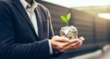 親からの金銭支援も二極化？　受けた支援額の平均　不動産購入時の頭金563万円、子どもの教育資金180万円