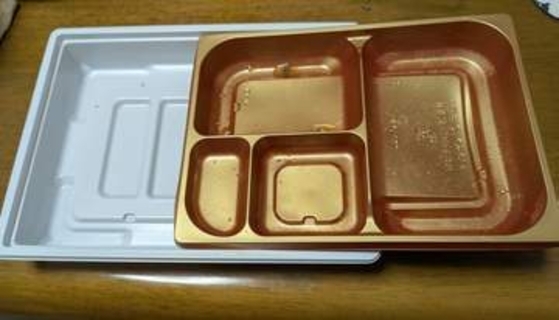 プラ削減を謳う一方で弁当箱は「二重底」　ビニール袋やストロー廃止の一方で続く「過剰」に疑問を呈する投稿が反響呼ぶ