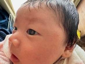 赤ちゃんの澄んだ瞳に映っていた「自分がバケモノだった」授乳後の至近ショットに母自虐→「自分も同じ顔してる」「赤ちゃんには大好きなママ」