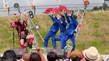 ものまね番組で見たよね～　1人でチームのようなキレキレダンス！　見事なステージ演出に「動きの激しさで3人かと思い込んでしまう…すごいな」