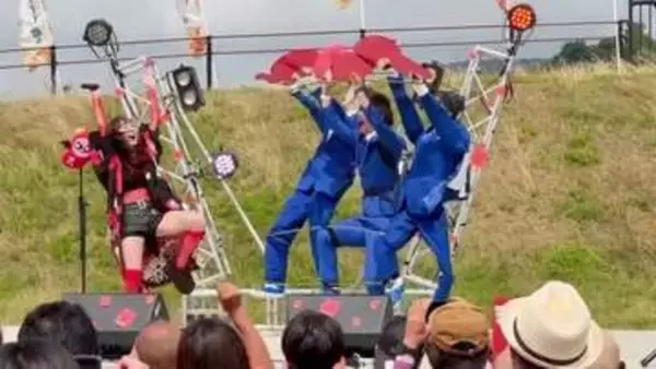 ものまね番組で見たよね～　1人でチームのようなキレキレダンス！　見事なステージ演出に「動きの激しさで3人かと思い込んでしまう…すごいな」