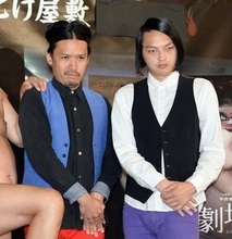 元「白目漫才」のピン芸人　劇的イメチェン姿で甲府の百貨店に登場　ドライフルーツを店頭販売