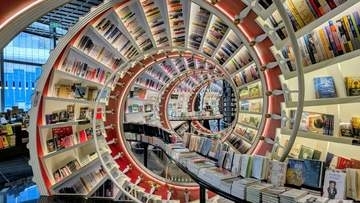 異世界に誘い込まれるよう　本の螺旋回廊には日本の漫画が充実　中国で話題の「映え書店」が4万回表示