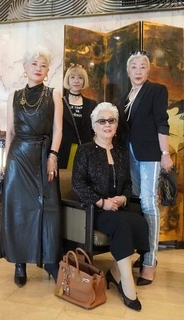 「年齢は勲章」65歳、66歳、72歳、82歳の女性、黒でクールに堂々ポーズ　おしゃれを楽しむ粋なマダム4人に「歳を重ねるのが楽しみになってきた」