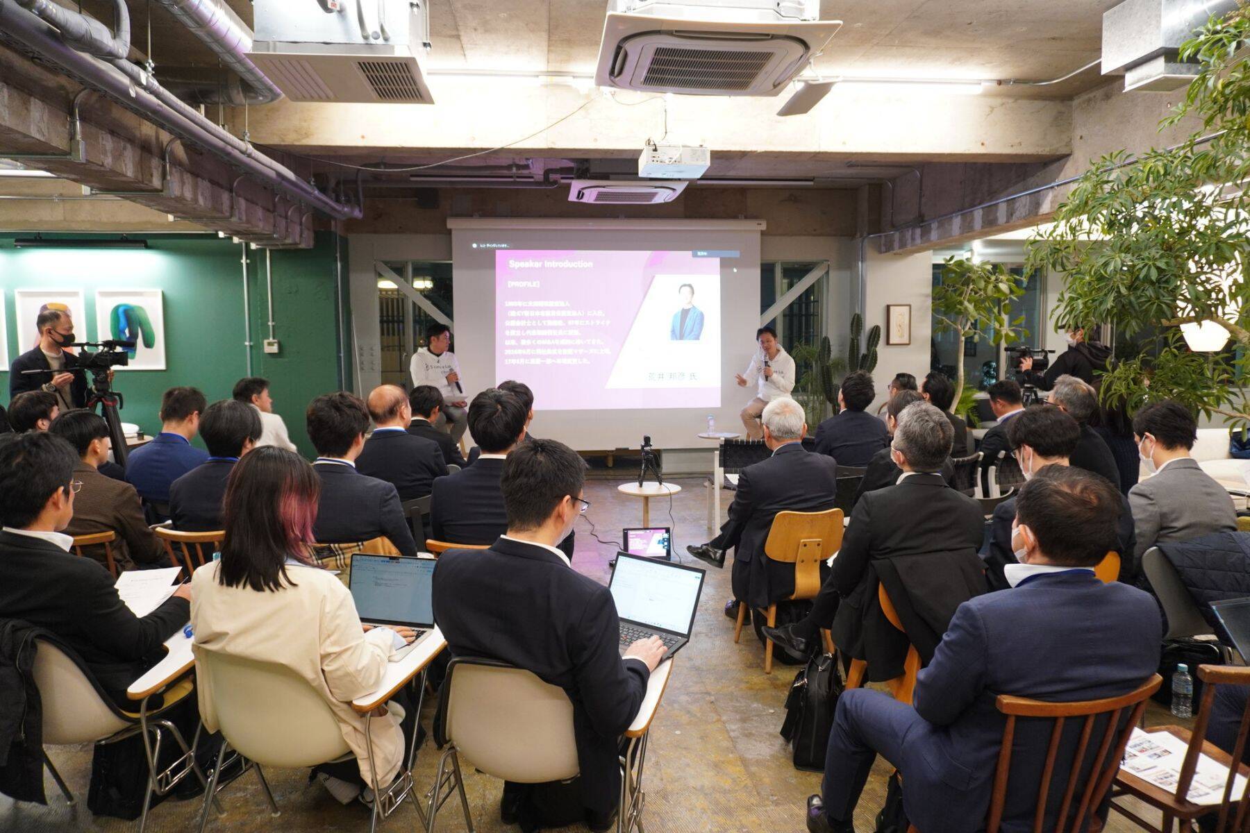 ストライク荒井邦彦代表「イノベーション型M＆Aは企業に大きな変化をもたらす」　ABAKAM松本直人代表とトークセッション