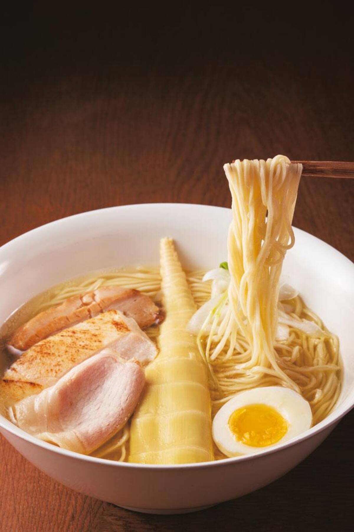 新宿にある国産タケノコがドンと入った淡い上品なスープが旨いラーメン店 21年6月23日 エキサイトニュース