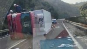 九州道・鹿児島北IC近くでトラック横転　積み荷の一部が道路に