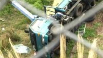 クレーン付きトラックが横転　下敷きになった男性が死亡　鹿児島