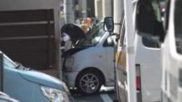 住宅街で軽乗用車が塀に衝突　運転手が意識不明の重体　コインパーキング出て対面の塀に　鹿児島市