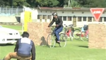 スタントマンが高校で交通事故を再現　自転車事故の2割は中高生　鹿児島県伊佐農林高校