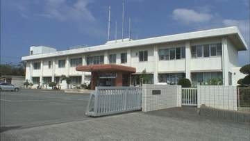 女性に馬乗りになって首を圧迫か　殺人未遂容疑で45歳女逮捕「殺すつもりはなかった」　鹿児島・沖永良部島