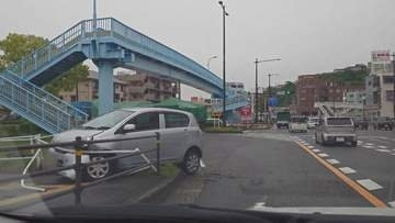 車がガードパイプ衝突　逆走か?　鹿児島市の産業道路入口交差点