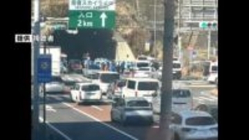 武岡トンネルを出た車と逆走車が正面衝突　3台絡む事故で3人が搬送　命に別状なし　鹿児島