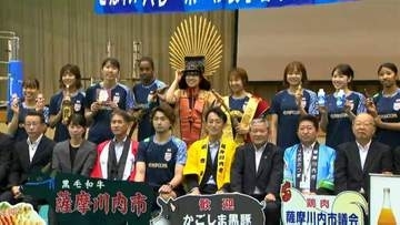 バレーボール女子日本代表を歓迎　薩摩川内市で14回目の合宿　地元企業つくった“かぶと”身につけ記念撮影