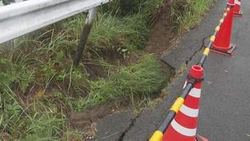 「家から車で出ようとしたら…」種子島で道路沿いの路肩崩れる　台風24号と大雨の影響　鹿児島・西之表市