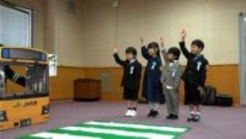 新1年生に黄色いワッペン贈呈「車に気を付けて元気に登校」黄色いワッペン贈呈式　鹿児島